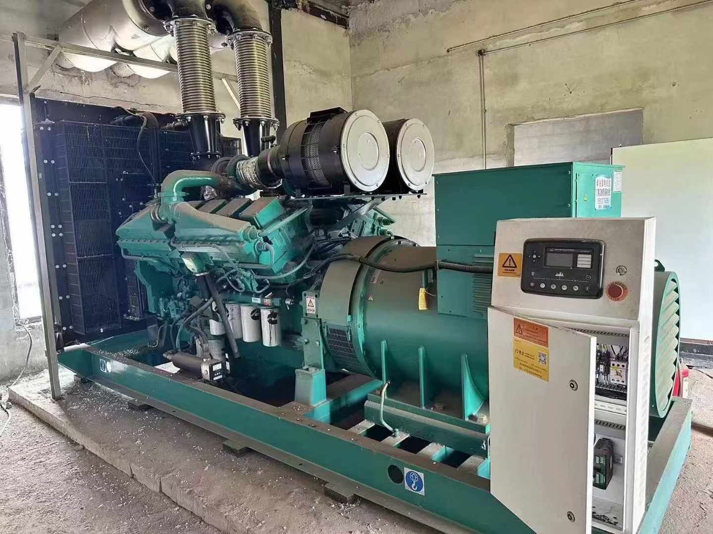 会同无功补偿装置的性能评估需要考虑哪些因素？