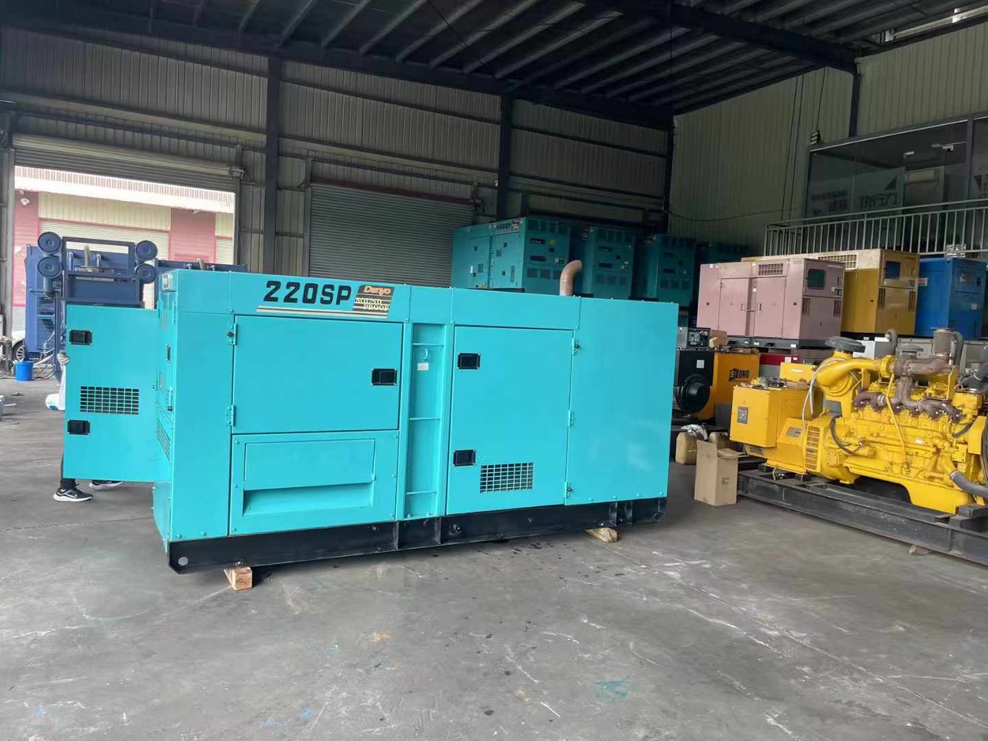 会同柴油发电机组长期不间断运行时，如何监控其温度和压力？