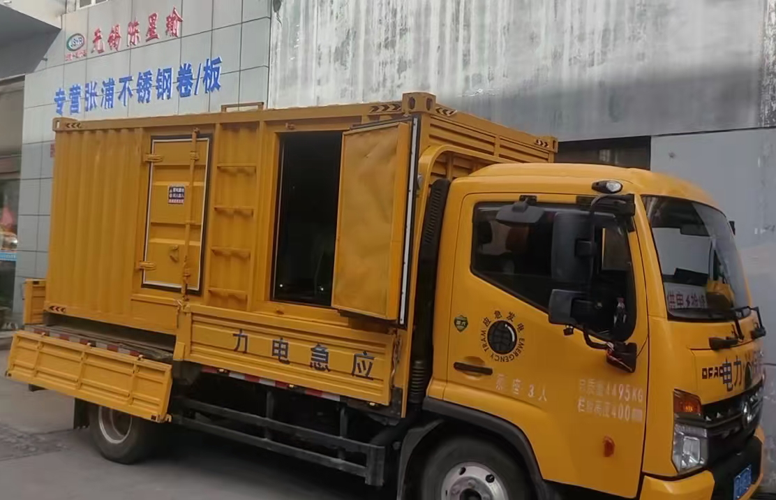 会同柴油发电机组负载测试时应如何监控机组的运行状态？