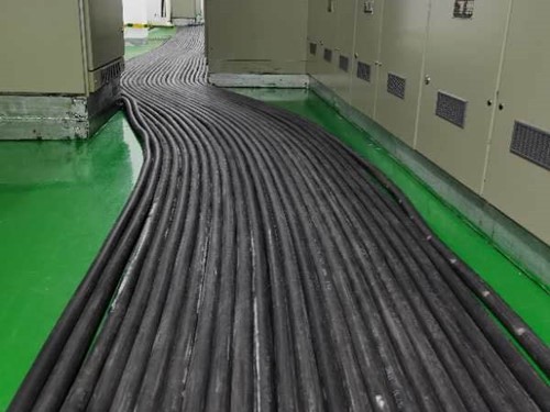 会同如何根据理论计算公式计算温度对特定电压测量结果的影响？