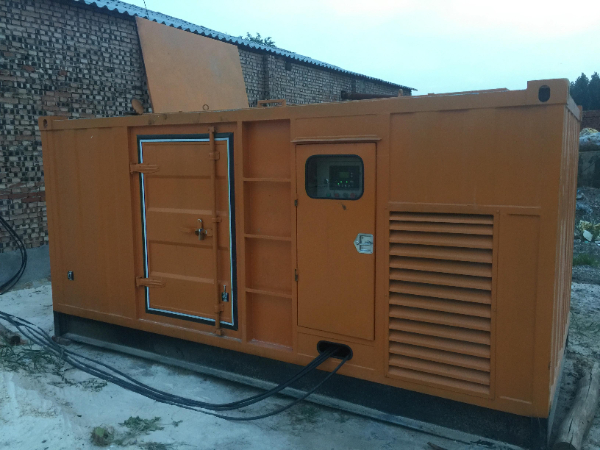 会同发电机组长期使用中，电缆线的敷设路径有哪些要求？