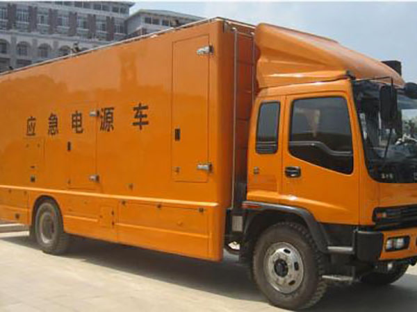 会同冬季柴油发电机启动前，如何检查燃油系统中的积水？